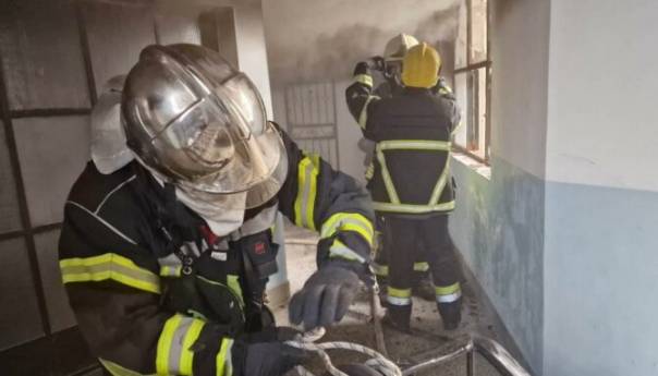 Ugašen požar u zgradi u Mostaru, stan potpuno izgorio