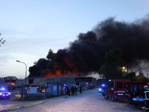 Ugašen veći dio požara koji je planuo u kompaniji EKO FLOR u Zaprešiću