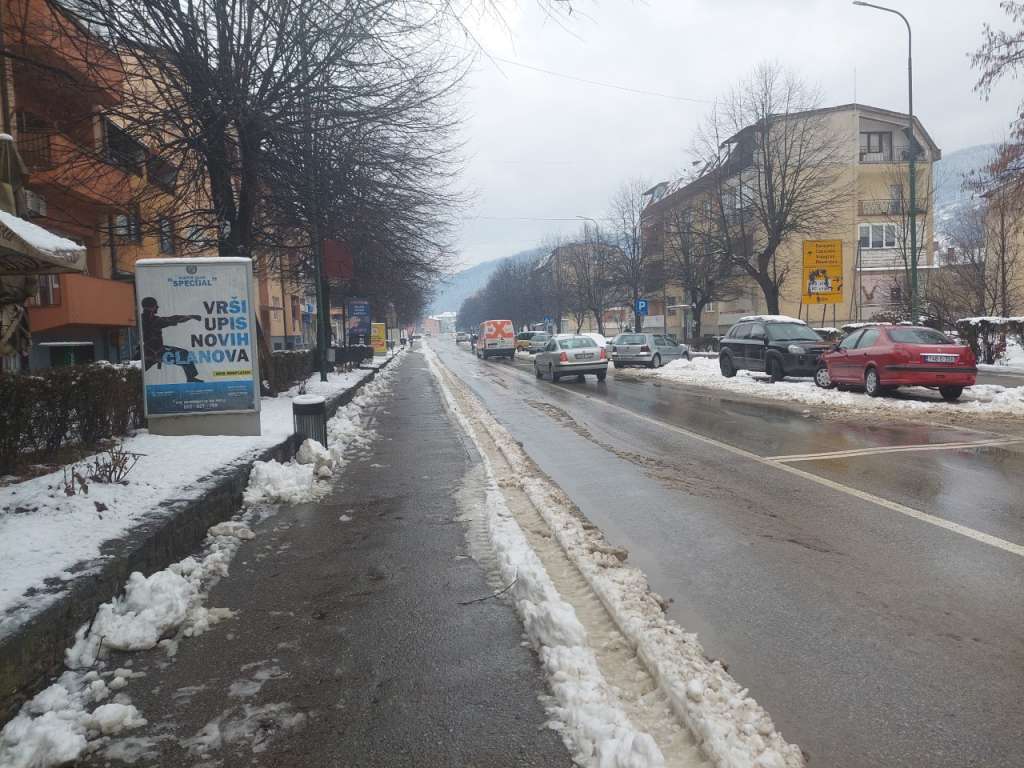 Ugažen snijeg ili poledice na kolovozu