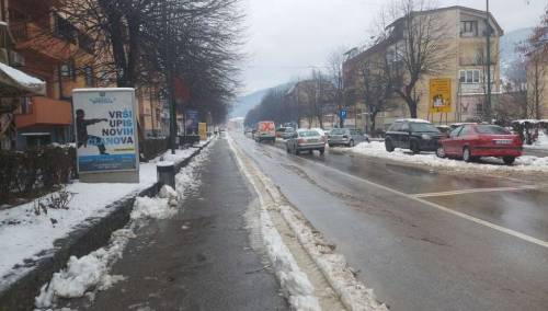 Ugažen snijeg ili poledice na kolovozu