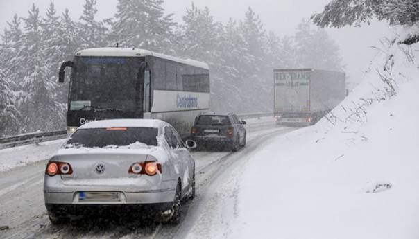 Ugažen snijeg na kolovozu