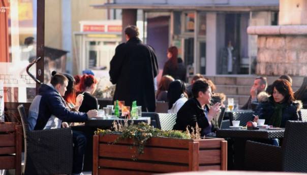 Ugostitelji CG : Dozvolite više od dvije osobe za stolom i služenje u objektima