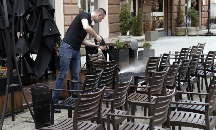 Ugostitelji pripremaju bašte svojih objekata, građani uživaju na suncu