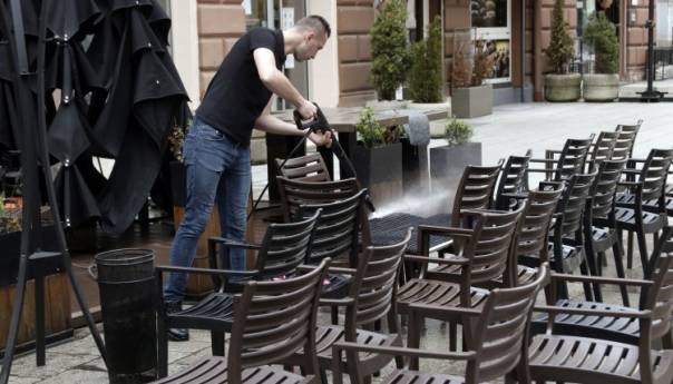 Ugostitelji pripremaju bašte svojih objekata, građani uživaju na suncu