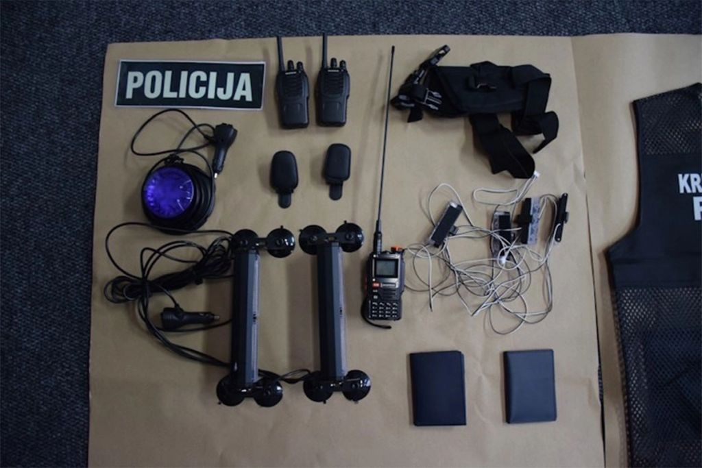 Uhapšen lažni policajac: Vozio pod rotacijom, pronađene palice...