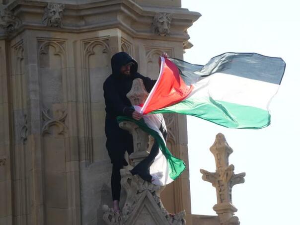 Uhapšen muškarac koji se sa zastavom Palestine popeo na Big Ben
