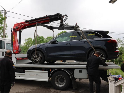 Uhapšen nadriljekar u Sarajevu, otuđio 50.000 eura Crnogorcima, oduzet mu Porsche
