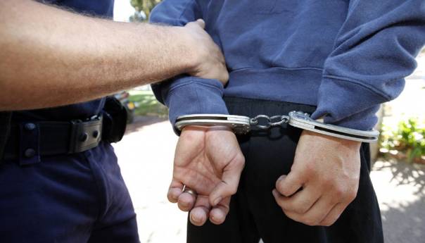 Uhapšen osumnjičeni koji je autom udario policajca pa pobjegao