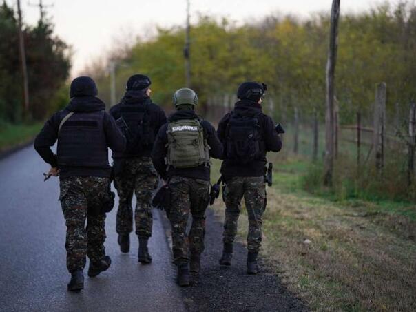 Uhapšen policajac zbog sumnje da je krijumčario 67 migranata