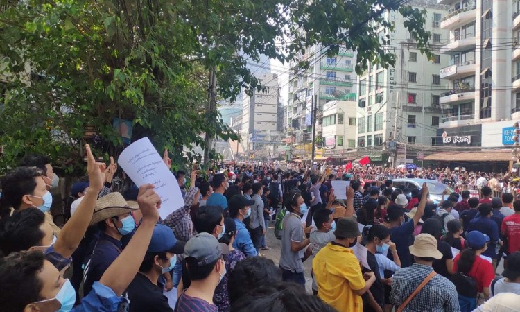 Uhapšen saradnik Suu Kyi, protesti se nastavljaju, SAD uvodi sankcije Mijanmaru