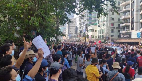 Uhapšen saradnik Suu Kyi, protesti se nastavljaju, SAD uvodi sankcije Mijanmaru