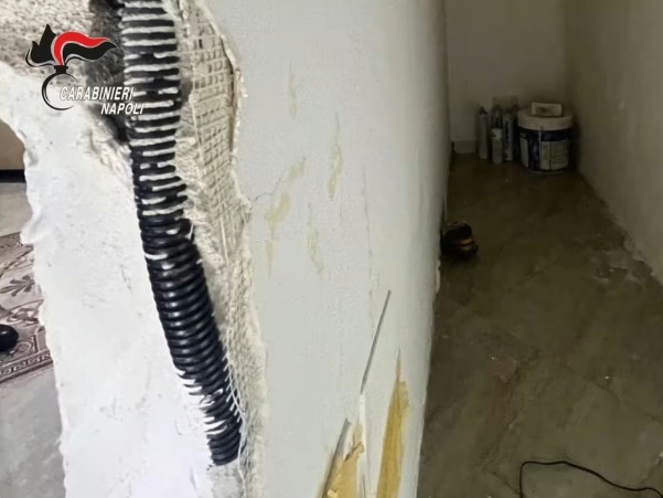 Uhapšen šef mafije u Napulju: Krio se iza radijatora