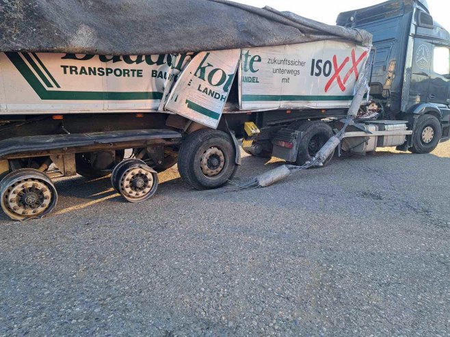 Uhapšen vozač iz Ribnika: Oborio stubove, pa jedan vukao kilometrima