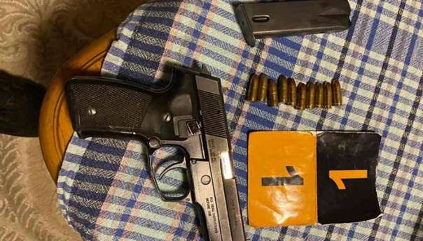 Uhapšen Z. R. od koga je oduzeta određena količina narkotika i oružje