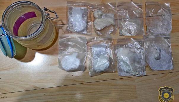 Uhapšena jedna osoba, u stanu pronađeni droga i oružje