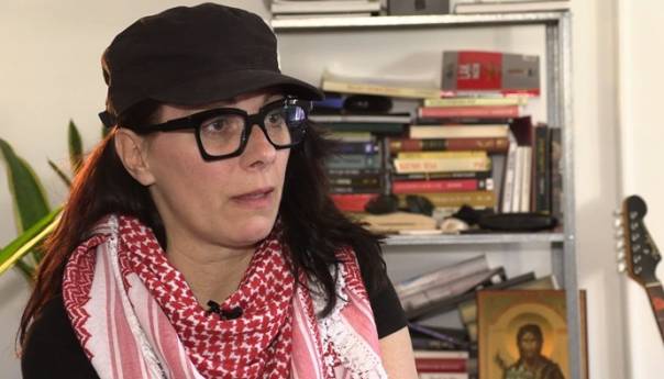 Uhapšena srbijanska novinarka najavila tužbu protiv premijerke Brnabić