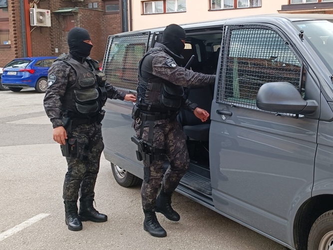 Uhapšena tri policajca u Kalesiji i Živinicama zbog navođenja maloljetnica na prostituciju