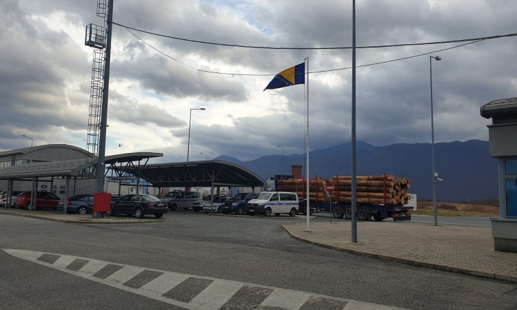 Uhapšeni graničar uzeo 20 eura da pusti tri osobe u državu, dvije morale odmah u izolaciju