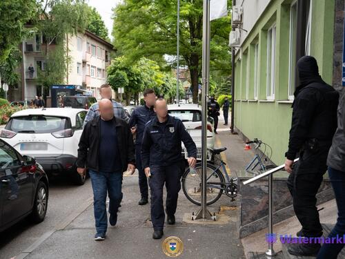 Uhapšeni u uniformama: Pogledajte kako su privedeni policajci osumnjičeni za korupciju