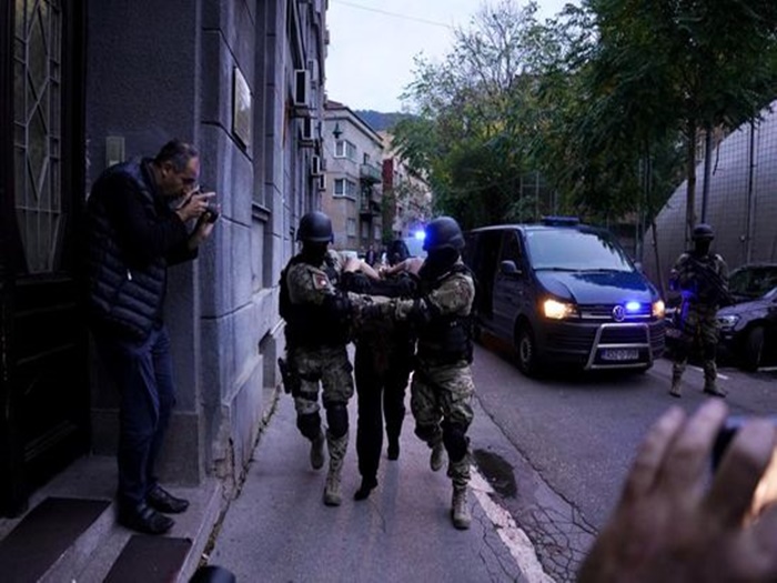 Uhapšeni za ubistvo Šveđanina dovedeni u prostorije MUP-a KS
