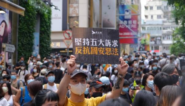 Uhapšeno 370 demonstranata u Hong Kongu, ozlijeđeno sedam policajaca