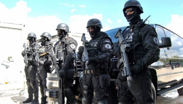 Uhapšeno pet osoba, među njima i dva komandira policije