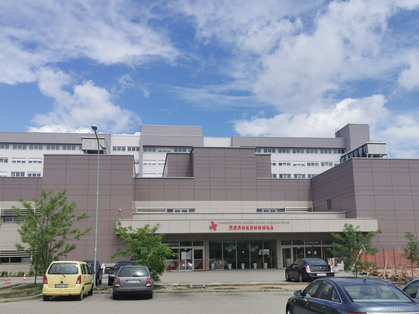UKC RS: U toku dijagnostika stanja žene koju je udario voz