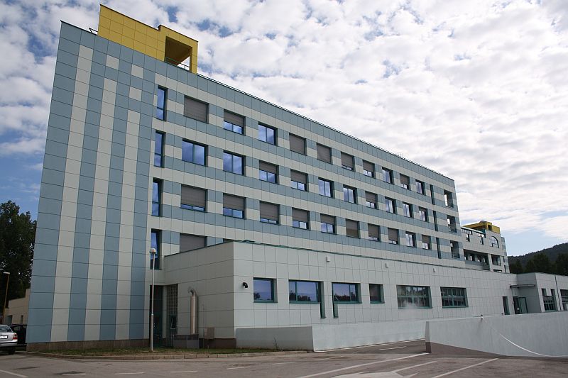 UKC Tuzla: Nastavnik iz Lukavca stabilan, ali i dalje životno ugrožen