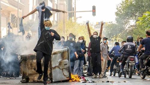 Ukinuta moralna policija, možda će i obavezni hidžab