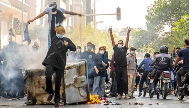 Ukinuta moralna policija, možda će i obavezni hidžab