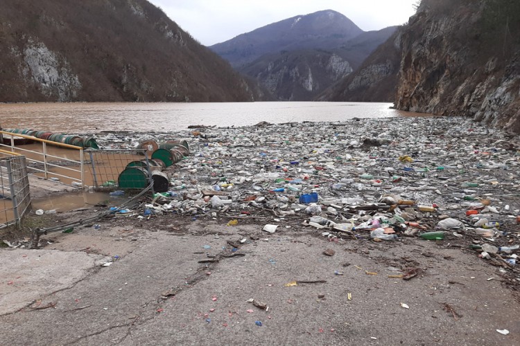 Uklanja se otpad sa brane na Drini pristigao nakon pucanja lančanice