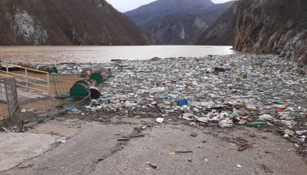 Uklanja se otpad sa brane na Drini pristigao nakon pucanja lančanice