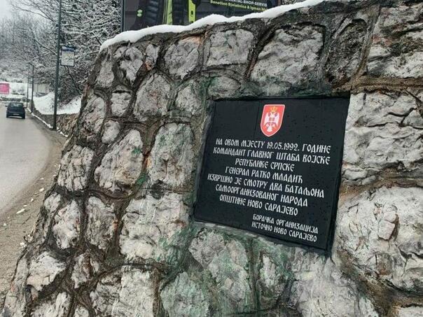 Ukloniti spomen ploču ratnom zločincu Ratku Mladiću na Vracama