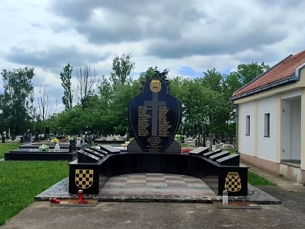 Uklonjen spomenik hrvatskim žrtvama kod Dervente u obliku slova "U"
