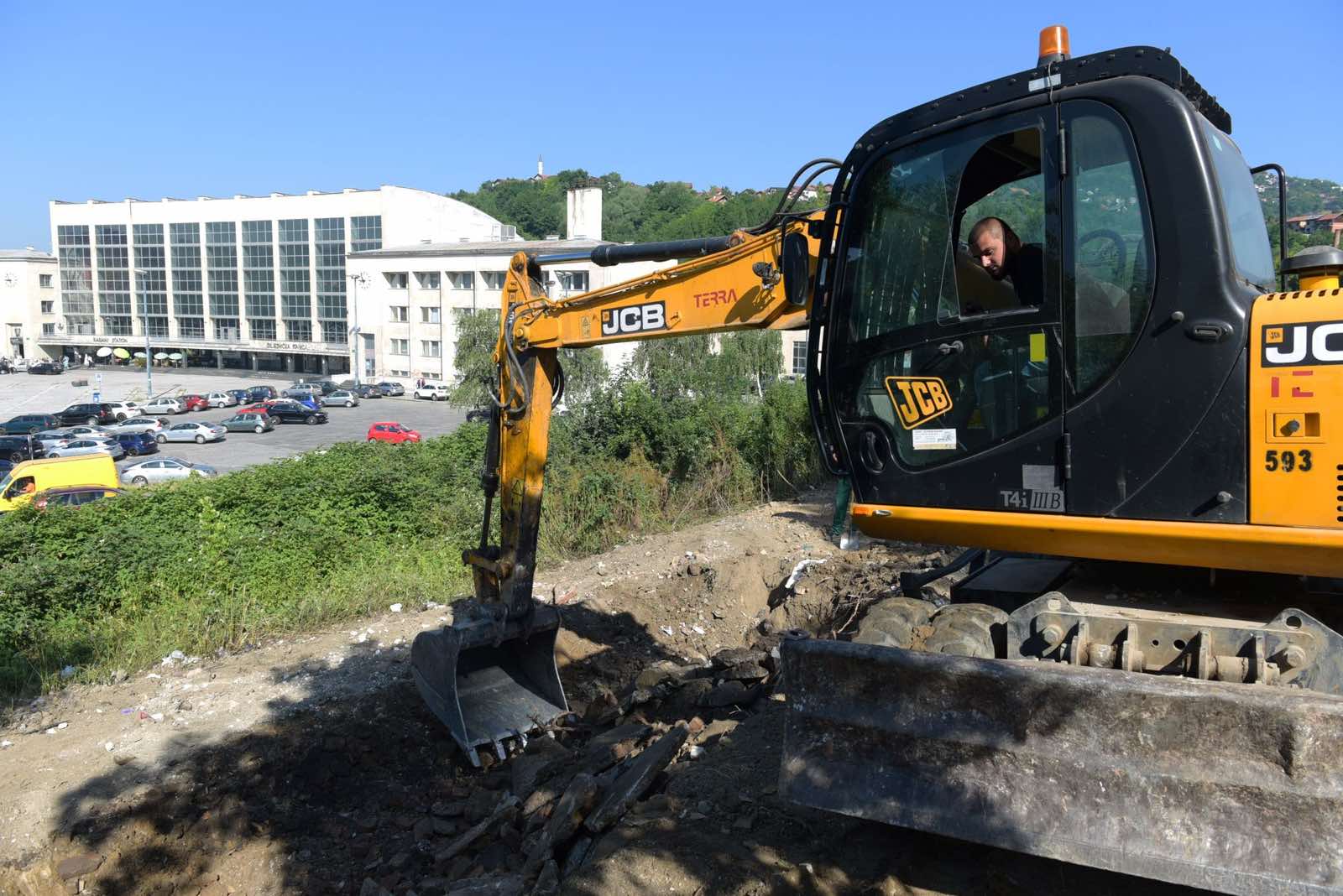 Uklonjena opasnost: Srušen ruševni objekat u Ulici Tešanjska u Sarajevu