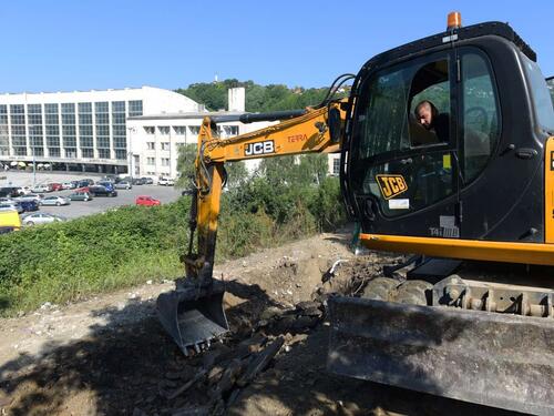 Uklonjena opasnost: Srušen ruševni objekat u Ulici Tešanjska u Sarajevu