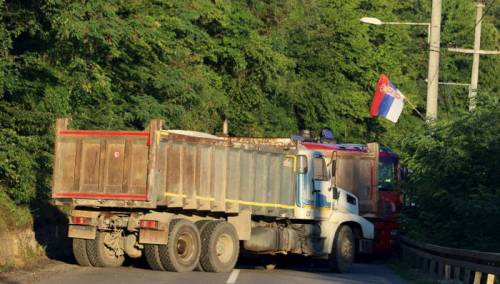 Uklonjene samo neke barikade na Kosovu, bilo pucnjave
