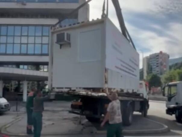 Uklonjeni nelegalni kontejneri i auta sa parkinga kod Narodnog pozorišta, oglasio se Mandić