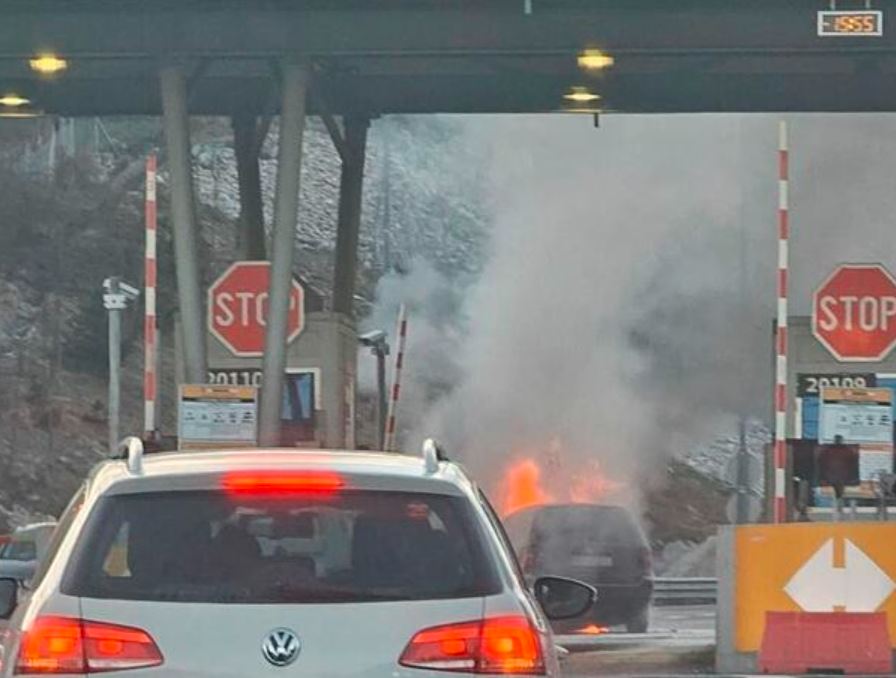 Uklonjeno zapaljeno vozilo na naplatnoj stanici Vlakovo