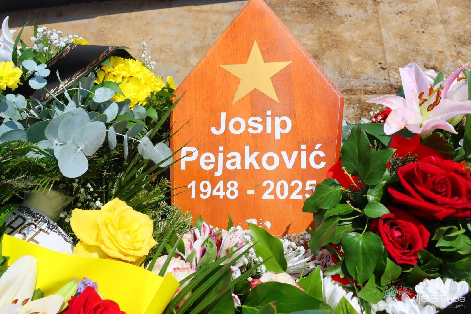 Ukopan Josip Pejaković, porodica i prijatelji u suzama