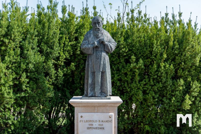 Ukraden bronzani kip ispred crkve u Ljubuškom