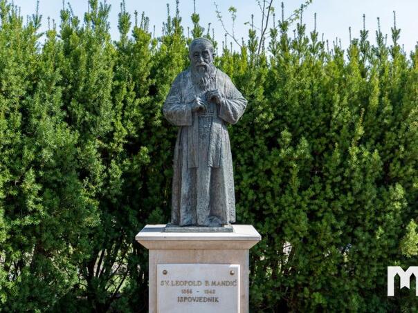 Ukraden bronzani kip ispred crkve u Ljubuškom