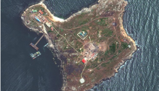 Ukrajina iz zraka napada Zmijski otok