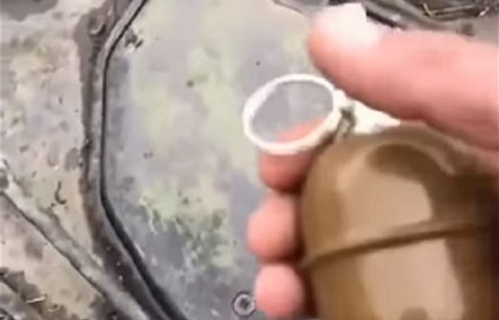 Ukrajinac s bombom kuca po ruskom oklopnom vozilu