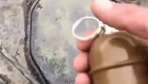 Ukrajinac s bombom kuca po ruskom oklopnom vozilu