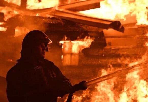 Ukrajinci gađali skladište nafte na Krimu: Pogođen aerodrom, izbio i požar