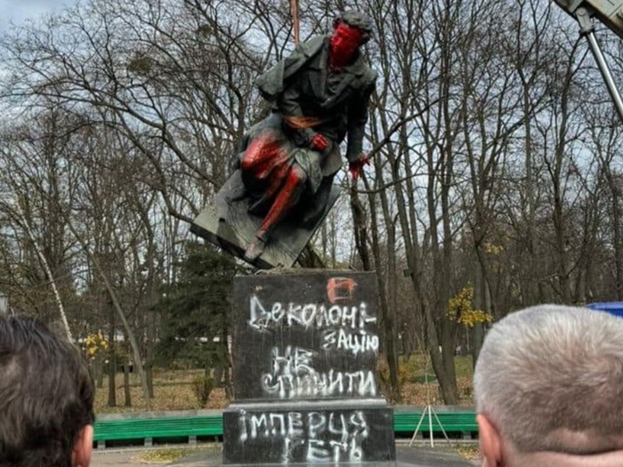 Ukrajinci maknuli kip Aleksandra Puškina iz centra Kijeva