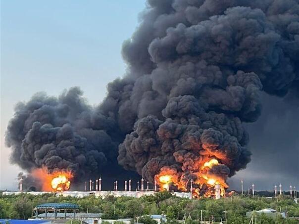 Ukrajinci pogodili rafineriju u Rusiji: Buknuo požar, kolaps i na aerodromu