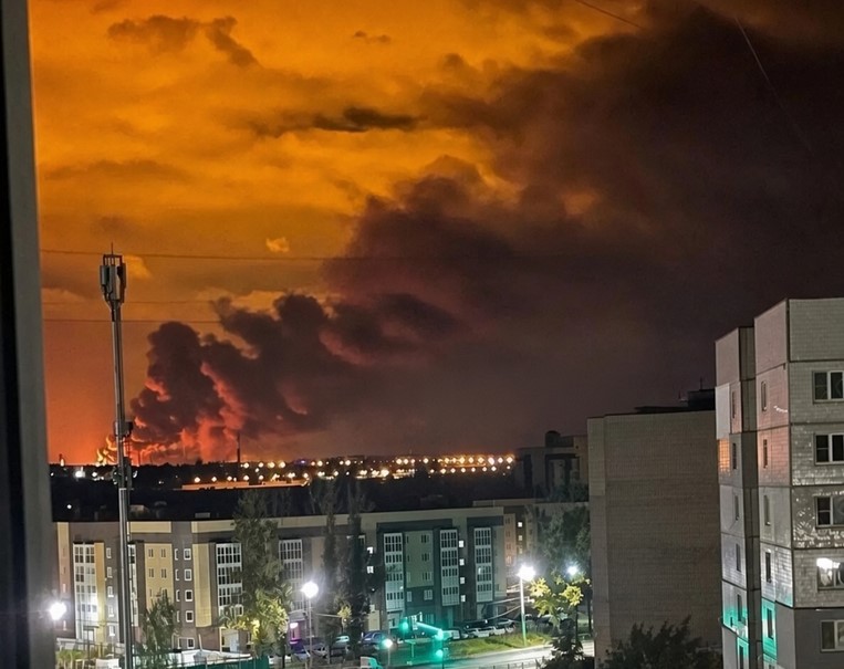 Ukrajinci udarili u srce Rusije: Dronovi napali vojni aerodrom i rafineriju