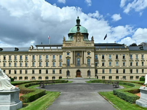 Ukrajinska zastava uklonjena sa zgrade parlamenta Češke, izraelska ostala